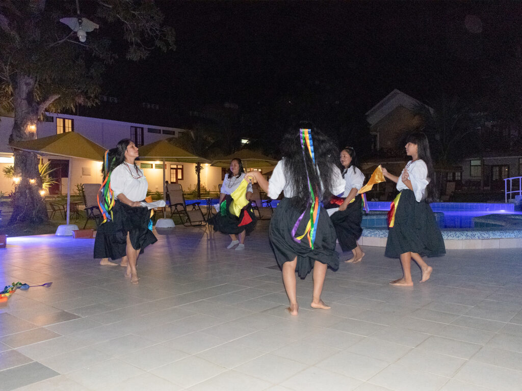 Baile típico en Hotel Laguna Azul